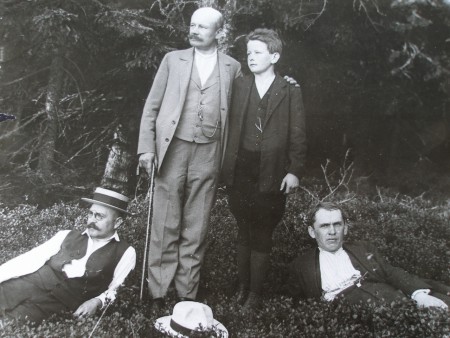 Spisovatel se svým synem Rudolfem (oba stojící) kolem roku 1915 v rožmitálských lesích